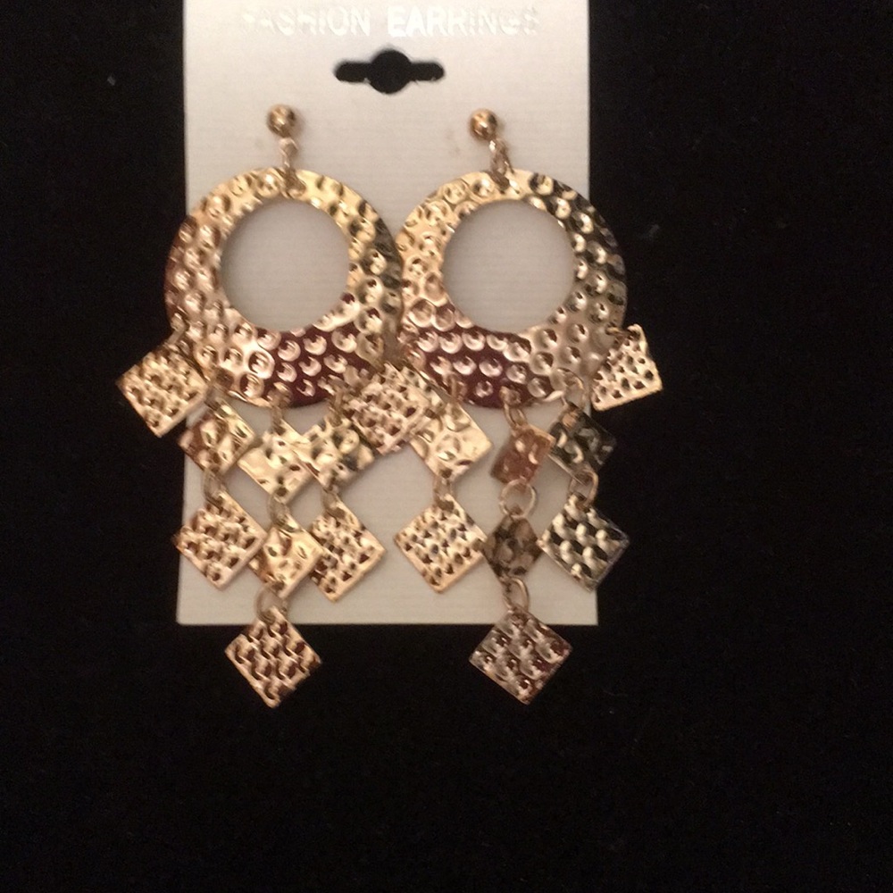 Gold tone fashion dangling earrings jewelry